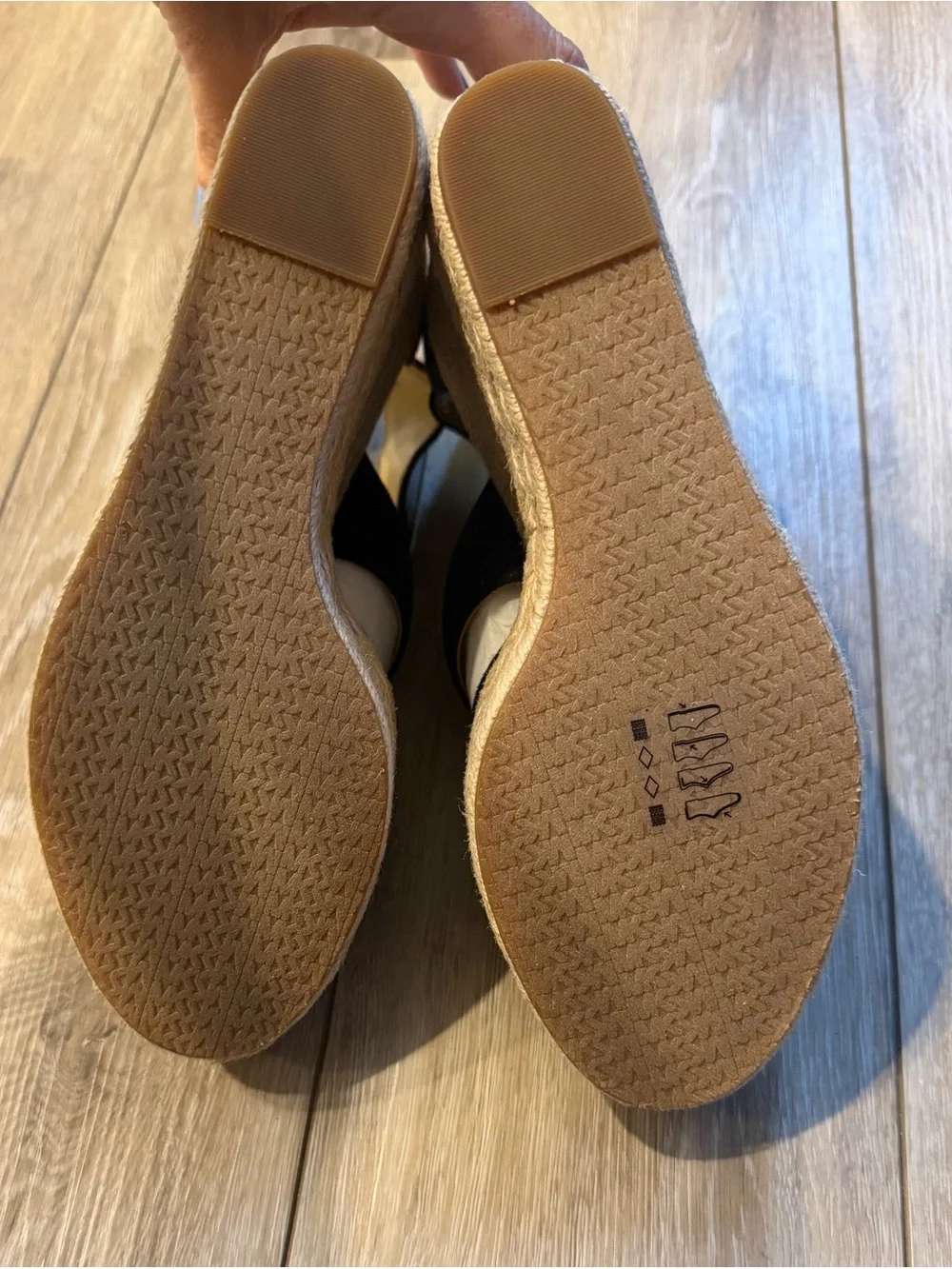 NWOT - MICHAEL Michael Kors Etta Wedge Sandals Black / 8.5